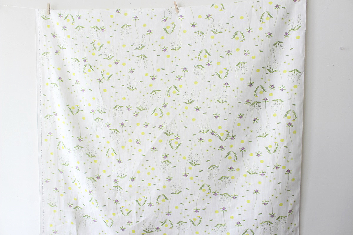 LINNETリネンプリント 草むらの草花は